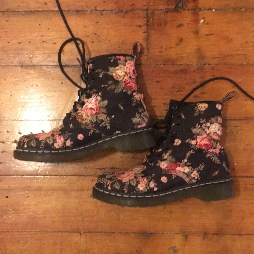 Dr. Marten’s Victorian Rose canvas boots EUC